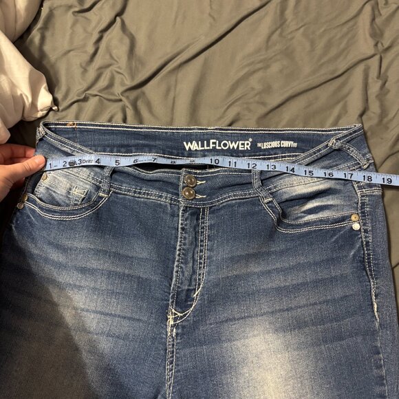 WallFlower Jeans Curvy - Picture 2 of 5